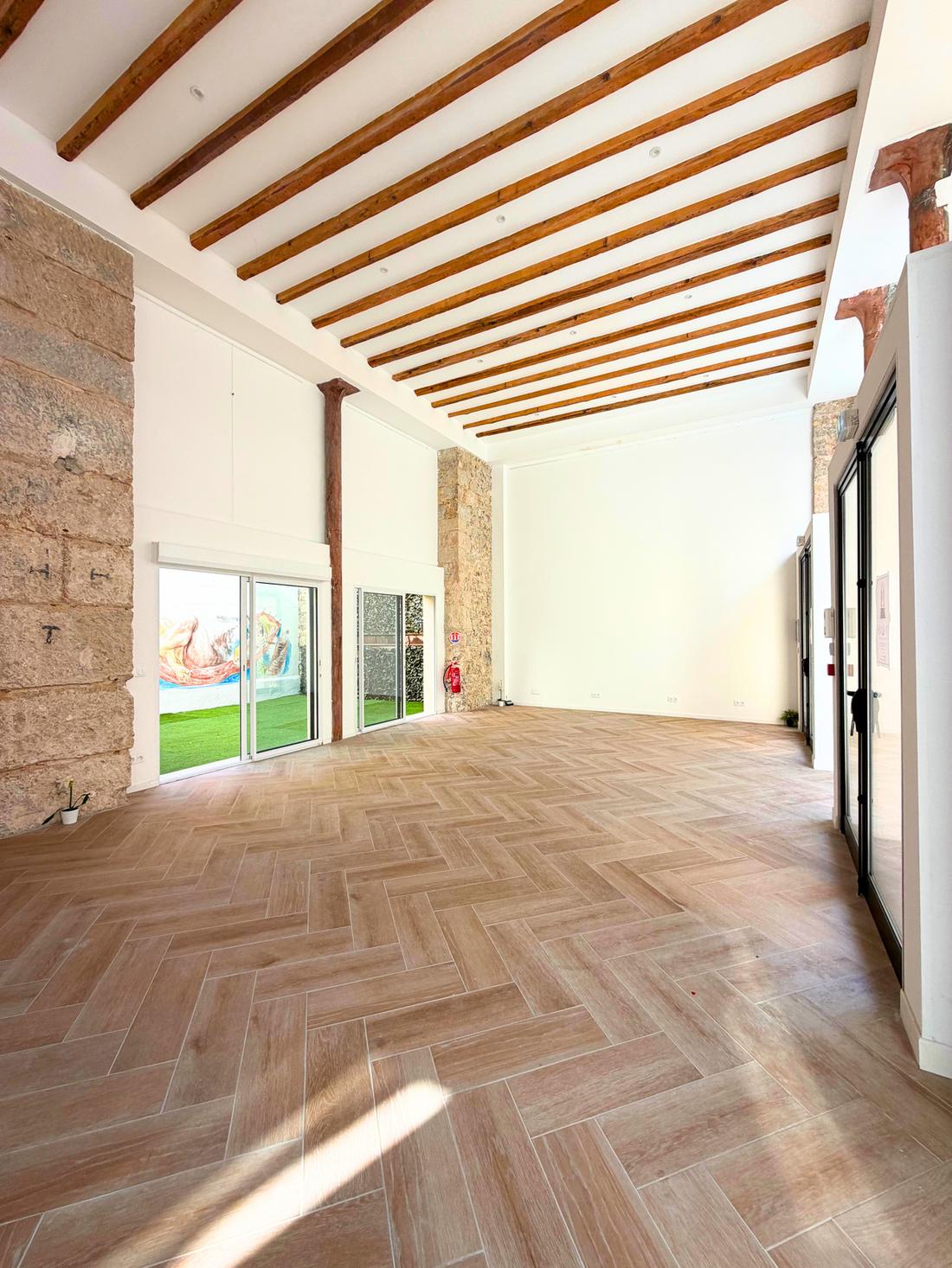 Salle de réception du Palais Michel Ange à Cannes, volume sous plafond et parquet chevron